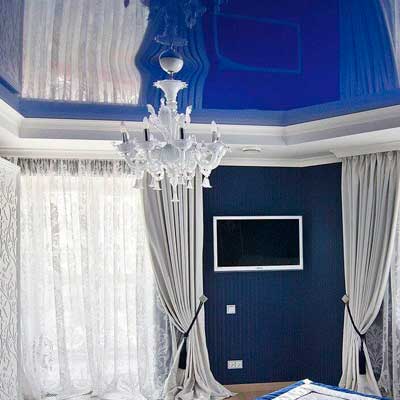 глянцевый потолок в спальню